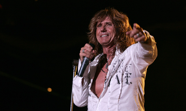"Is this love..."
David Coverdale
Avainsanat: Whitesnake David Coverdale is this love käsi näyttää osoittaa iloinen hymyillä paita auki