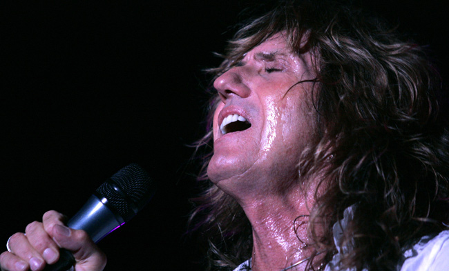 "Still I hear: Burn"
"The sky is red, I don't understand
Past midnight I still see the land
People are sayin' the woman is damned
She makes you burn with a wave of her hand"
Avainsanat: Whitesnake David Coverdale Deep Purple Burn hiki kasvot solisti laulaja hevari hevikirkuja karismaattinen