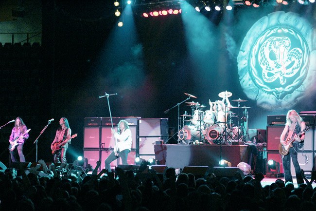 Whitesnake
Avainsanat: Whitesnake David Coverdale Doug Aldrich Reb Beach Uriah Duffy Tommy Aldridge Timothy Drury kädet yleisö merkki suosio mikrofoniteline