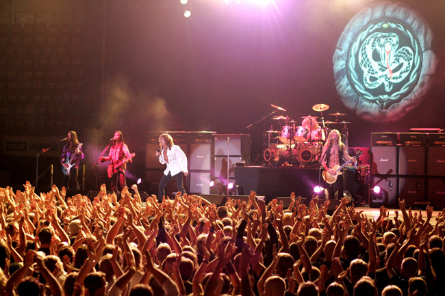 "So give me all your love tonight.."
Whitesnake, Jäähalli, Helsinki 2006.
Avainsanat: Whitesnake David Coverdale Doug Aldrich Reb Beach Uriah Duffy Tommy Aldridge Timothy Drury kädet yleisö merkki suosio