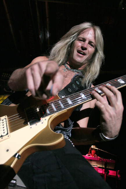 Hey you!
Doug Aldrich - mr. Sixpack - meinaa tunkea kätensä kameraan kesken soolon.
Avainsanat: Dough Aldrich Whitesnake Burning Rain Dio kitaristi sixpack osoittaa näyttää käsi sormi iloinen soolo
