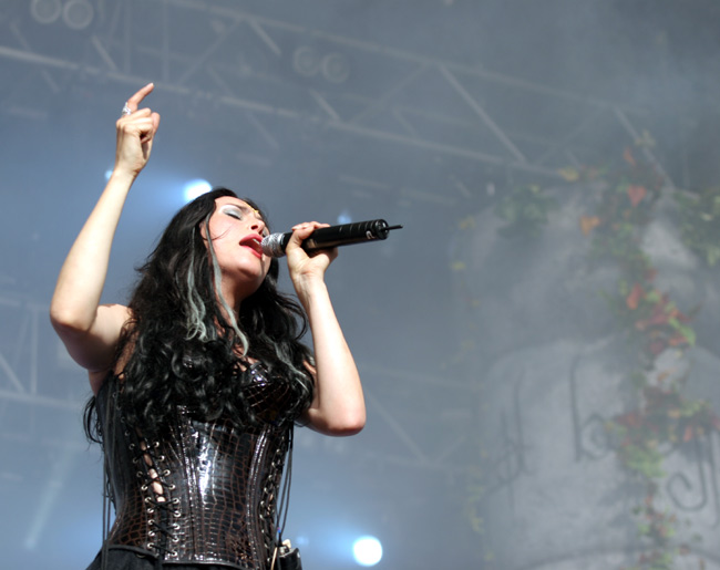 Käsi pystyssä
Within Temptation Ankkarockissa 2005.
Avainsanat: Sharon den Adel Within Temptation käsi gootti laulaa