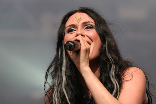 Hymyilevä Sharon
Avainsanat: Sharon den Adel hymyilee laulaa otsakoru Within Temptation