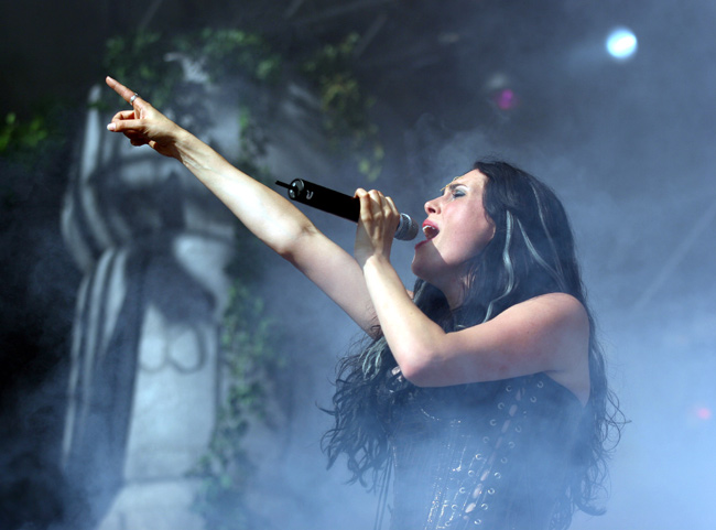 Suunta
Within Temptation, Ankkarock, Vantaa 2005.
Avainsanat: Sharon den Adel Within Temptation näyttää kädellä sormi pylväs pilari