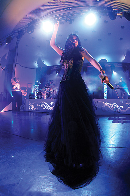 Tanssia
Upea Sharon den Adel täydessä vauhdissa, Kulttuuritalo, Helsinki 2007.
Avainsanat: Within Temptation Sharon den Adel tanssia upea uhkea pitkä hame käsi ylhäällä kulttuuritalo helsinki