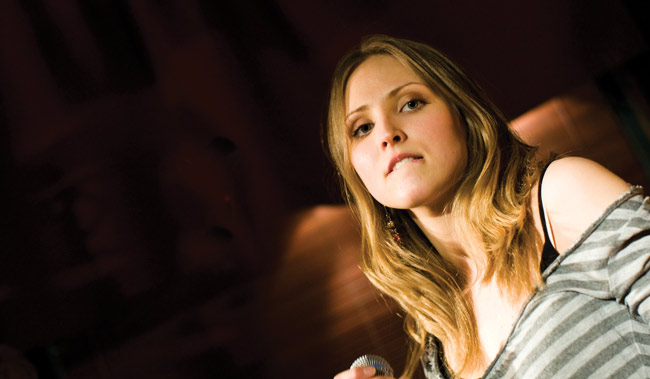 Alahuuli
Kadi Liivak, Jaakko V, Kotka 2008.
Avainsanat: Workshop cover Kadi Liivak puree alahuulta kaunis seksikäs solisti