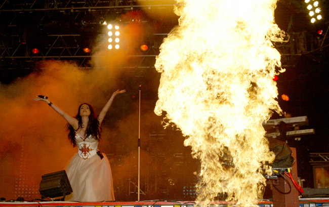 Liekit
Kaasu palaa ja hevi soi...
Avainsanat: Sharon den Adel Within Temptation liekit pyrotekniikka kaasu palaa