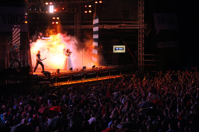 Live 05
Yleisöä riittää.
Avainsanat: Within Temptation Sharon den Adel Ruud Jolie Martijn Spierenburg yleisö lava savu