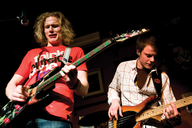 Luomisen tuskaa
Ja jotkut vielä luulevat, että soittaminen olisi kivaa...
Year Of The Dog, Jaska, Kotka 2008.
Avainsanat: Year Of The Dog Lauri Yrjölä kitaristi Jaska Kotka ensimmäinen keikka irvistää