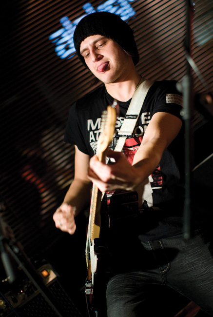 Kieltä
Teemu
Avainsanat: Year Of The Dog Teemu Seppälä kitaristi näyttää kieltä kieli