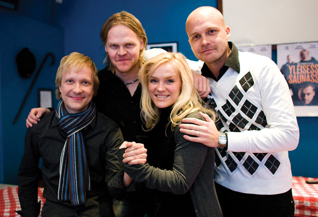 Ryhmäposeeraus
Kalle Torniainen, Otto Kanerva, Jonna Kosonen ja Juha Tapio, Matkarakastaja, Helsinki 2008.
Avainsanat: Yleisessä saunassa Juha Junnu Watt Vainio tiedotustilaisuus poseerata Matkarakastaja Kalle Torniainen Otto Kanerva Jonna Kosonen Juha Tapio rymäkuva solistit Ryhmäposeeraus
Kalle Torniainen, Otto Kanerva, Jonna Kosonen ja Juha Tapio, Matkarakastaja, Helsinki 2008.
Avainsanat: Yleisessä saunassa Juha Junnu Watt Vainio tiedotustilaisuus poseerata Matkarakastaja Kalle Torniainen Otto Kanerva Jonna Kosonen Juha Tapio rymäkuva solistit