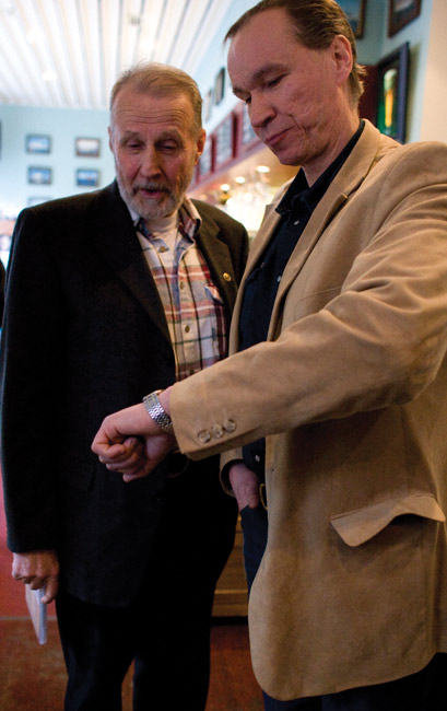 Katos kelloa
Ilkka Vainio näyttää isänsä kelloa Raimo Häyriselle, joka kyllä muistaa kellon hyvin. Sen pohjassa lukee lahjoittajan nimi "Rammy". Tarinan mukaan ystävän laulu on suunnattu samalla henkilölle...
Avainsanat: Yleisessä saunassa Juha Junnu Watt Vainio tiedotustilaisuus Ilkka Ile poseerata Matkarakastaja sanoittaja Raimo Häyrinen selostaja katsoa kelloa näyttää Katos kelloa
Ilkka Vainio näyttää isänsä kelloa Raimo Häyriselle, joka kyllä muistaa kellon hyvin. Sen pohjassa lukee lahjoittajan nimi "Rammy". Tarinan mukaan ystävän laulu on suunnattu samalla henkilölle...
Avainsanat: Yleisessä saunassa Juha Junnu Watt Vainio tiedotustilaisuus Ilkka Ile poseerata Matkarakastaja sanoittaja Raimo Häyrinen selostaja katsoa kelloa näyttää