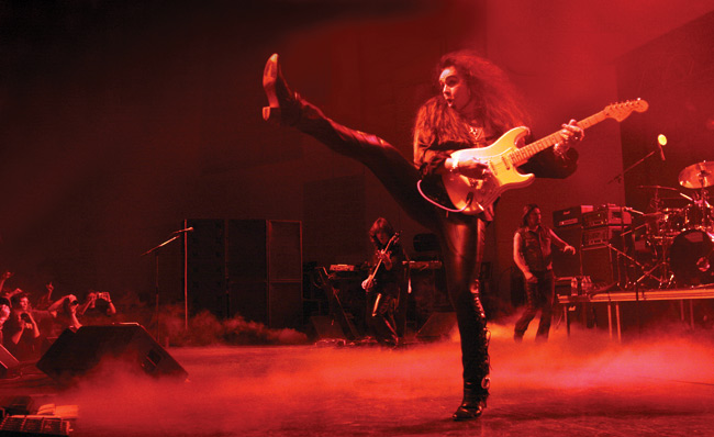 Potku ilmaan
Ynkkä, Christmas is heavy, Kulttuuritalo, Helsinki 2006.
Avainsanat: Yngwie Malmsteen kitaristi kulttuuritalo kuvaajat pedaalit savu rock ruotsalainen potku jalka nousee bootsit nahkahousut vauhdikas esiintyä