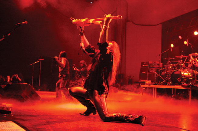 Rising force
Paitsi soittaa, pitää kitaraa välillä myös nostaa, heittää ja pyörittää.
Avainsanat: Yngwie Malmsteen kitaristi virtuoosi eläytyä Lars Johan Yngve Lannerbäck rising force sähkökitara nahkahousut polviasento