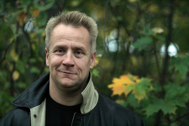 Olli poseeraa.
Loviisan Sanomien kuvaaja oli ottanut aika reippaasti. Olli oli aluksi aika vakava, mutta pientä hymyä alkoi irrota, kun toinenkin kemra tuli paikalle.
Avainsanat: Olli poseerata vaahtera Loviisa hymy syksy ulkona