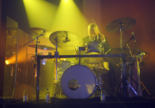 Rumpali työssään
Antti Mäkinen vääntää rumpusooloa - vaikka on pleksillä erotettuna jousisoittajista.
Avainsanat: Antti Mäkinen rummut rumpali Yö bassorumpu pellit symbaali pleksi