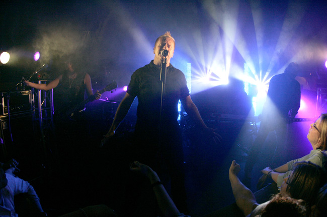 Yö ja valokiilat
Yö, Amarillo, Kotka 2006.
Avainsanat: Yö Olli Lindholm Daffy Terävä Jukka Lewis valot valokiilat yleisö