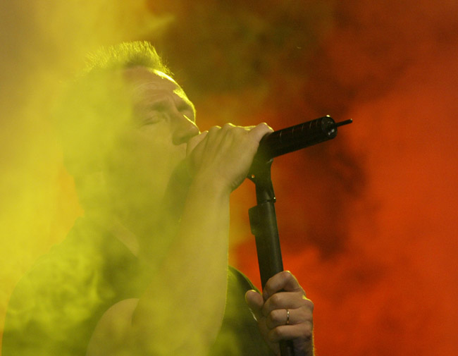 Olli Lindholm
Olli Lindholm, Yö 2004.
Avainsanat: Olli Lindholm Yö 2004 savu värivalot meripäivät laulaja karisma