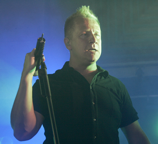 Olli Lindholm 2006
Avainsanat: Olli Lindholm Yö uhmakas vakava vahva väkevä asenne stara