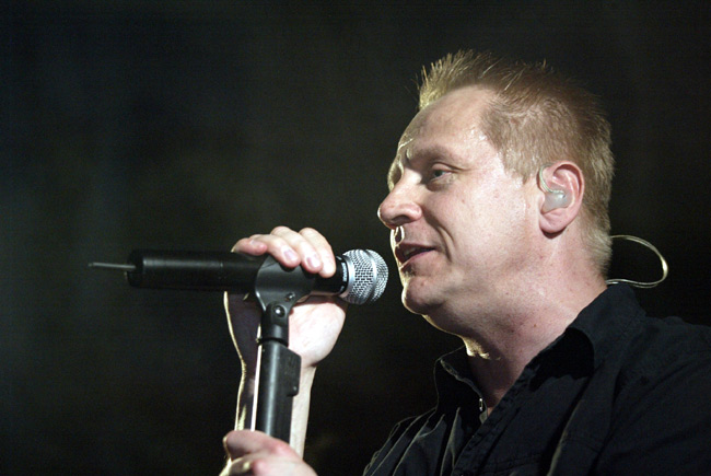 Olli ja mikki
Ollilla riittää karismaa.
Avainsanat: Olli Lindholm Yö mikrofoni korvamonitori laulaja mies