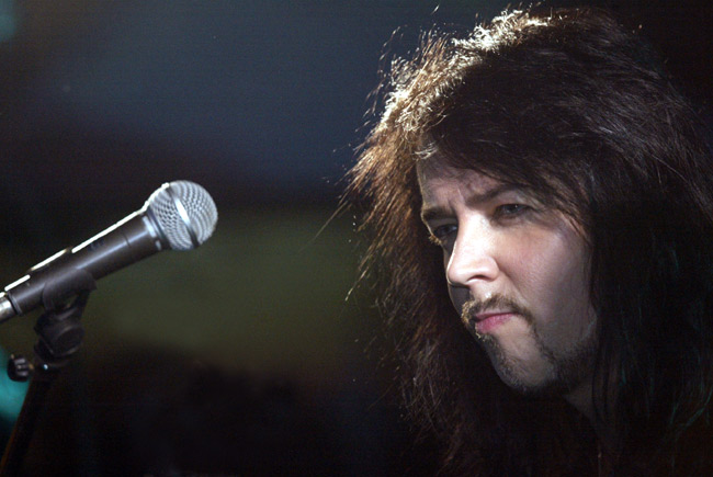 Jukka Lewis
Jukka Lewis on paitsi pätevä ja kuvauksellinen basisti myös aika kova taustalaulaja.
Avainsanat: Jukka Lewis basisti Yö taustalaulja valokuvauksellinen ilme