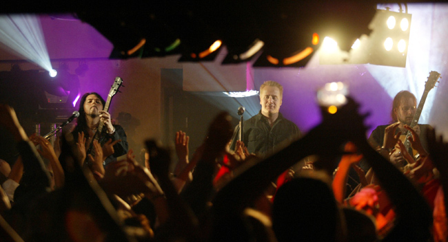 Loppuvedätys
Yö lopettelee keikkaansa Kotkan Amarillossa aprillipäivän iltana 2005.
Avainsanat: Yö yleisö Olli Lindholm Jukka Lewis Daffy Terävä kitarat kädet olut lopetus