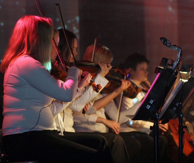 Jousisektio
Pike Kontkanen, Tuuli Talvitie, Laura Jaatinen, Eija Laru ja Mirja Marttinen myödostivat Yön jousisektion Loviisan keikalla Kuolematon kiertueella.
Avainsanat: pike kontkanen tuuli talvitie laura jaatinen eija laru mirjan marttinen jousisektio jouset viulu viulistit