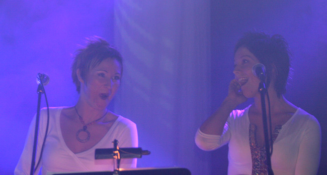 Taustalaulajat
Kuolematon kiertueen taustalaulajt Miina Mikkonen ja Annika Eklund pitävät hauskaa takarivissä.
Avainsanat: taustalaulajt Miina Mikkonen Annika Eklund hauskaa tytöt sininen Yö konserttikiertue Kuolematon Loviisa