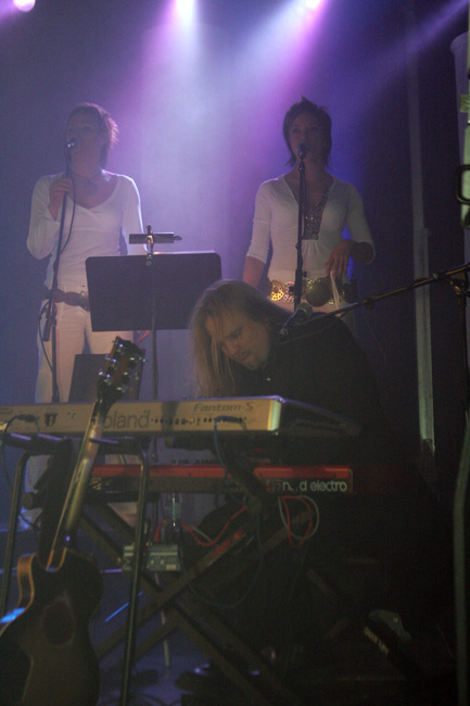 Jari ja mimmit
Jari Latomaa, Miina Mikkonen ja Annika Eklund, Loviisa 2005.
Avainsanat: Jari Latomaa Miina Mikkonen Annika Eklund Yö konserttikiertue Kuolematon Loviisa taustalaulajat tuottaja kosketinsoittaja