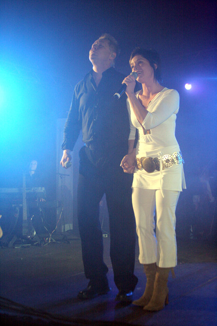 Pettävällä jäällä
Olli ja Annika
Avainsanat: Olli Lindholm Annika Eklund Yö käsi kädessä musta ja valkoinen Pettävällä jäällä