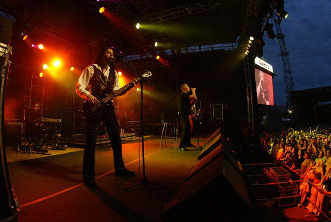 Yö lavalla
Eturivissä Jukka Lewis ja Olli Lindholm. 
Avainsanat: Yö Jukka Lewis lava esiintymislava meripäivät basisti