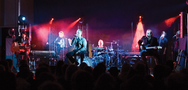 Istuvat rockstarat (?)
Konserttikiertueen esnimmäisen setti oli rauhallinen, Valkeala 2007.
Avainsanat: Yö Valtakunta konserttikiertue Juki Jukka Lewis Olli Lindholm Daffy Terävä Miina Mikkonen Ari Toikka Jari latomaa Mikko Kangasjärvi Suvi Teräsniska