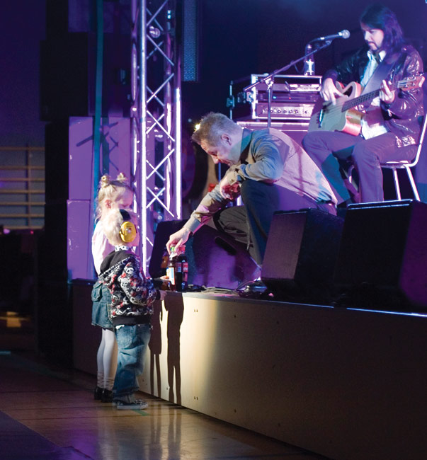 "Haluatteks te limut?"
Olli tarjoaa virvoitusjuomia
Avainsanat: Yö Valtakunta konserttikiertue valkealatalo yleisö lapset katsojat juomat limonaadi