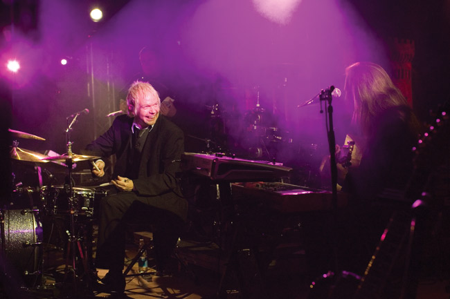 Omaa kivaa Toikan ja Latomaan kesken
Avainsanat: Yö Olli Lindholm Ari Toikka Jari Latomaa kivaa hauskaa iloinen virnuilla