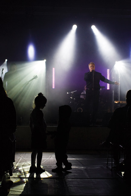 Pieni ihminen suuressa maailmassa
Valkealatalo 2007
Avainsanat: Yö Valtakunta konserttikiertue valkealatalo yleisö lapset katsojat