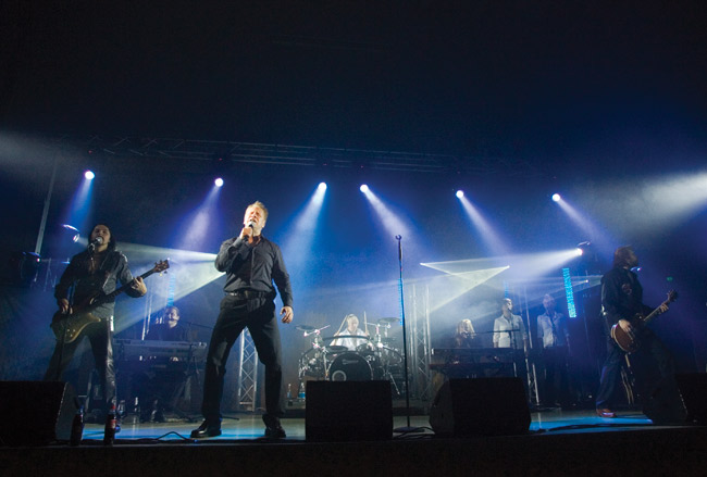 Yö ja koko konserttikokoonpano 2007
Olli Lindholm â€“ laulu
Jussi Hakulinen - laulu
Daffy Terävä - kitara
Jukka Lewis â€“ basso, laulu
Ari Toikka - rummut
Mikko Kangasjärvi - koskettimet
Jari Latomaa - koskettimet
Miina Mikkonen - taustalaulu
Suvi Teräsniska â€“ taustalaulu

Avainsanat: Yö Valtakunta konserttikiertue valkealatalo koko iso bändi orkesteri kokoonpano