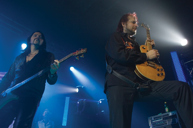 Varovasti rokaten
Juki ja Daffy. Daffy kertoi jälkikäteen, että lava, jonka huteruudesta oli varoitettu, oli todella niin heiluva, että siinä piti oikeasti olla varovasti, etteivät valot kaatua.
Avainsanat: Yö Valtakunta konserttikiertue Juki Jukka Lewis Daffy Terävä