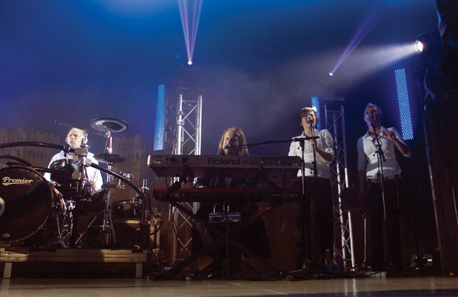 Tuottaja ja takarivi
Tuottaja Jari Latomaa on mukana myös keikoilla, jos mennään isolla kokoonpanolla. Takarivissa Ari Toikka, Miina Mikkonen ja Suvi Teräsniska.
Avainsanat: Yö Valtakunta konserttikiertue Miina Mikkonen Suvi Teräsniska tuottaja jari latomaa taustalaulajat