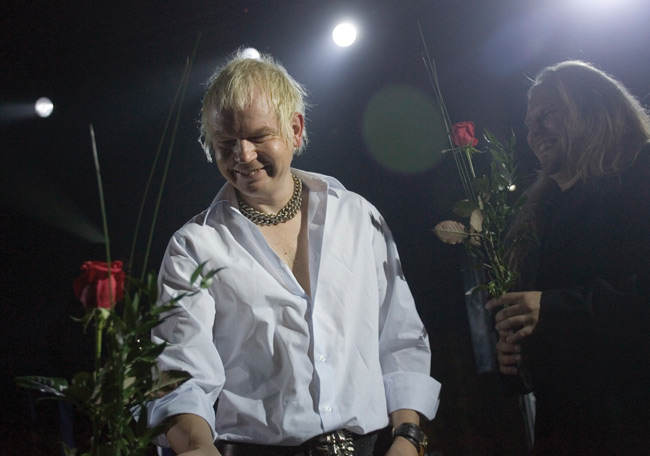 Kukitus
Toikka ja Latomaa vastaanottavat ruusuja, Valkealatalo, Valkeala 2007.
Avainsanat: Yö Valtakunta konserttikiertue Valkeala kukat ruusut Ari Toikka Jari Latomaa