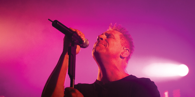 Olli Lindholm 2007
Amarillo, Kotka 2007.
Avainsanat: Yö Olli Lindholm tulkita silmät kiinni iloinen tyytyväinen korvamonitori värikäs karismaattinen