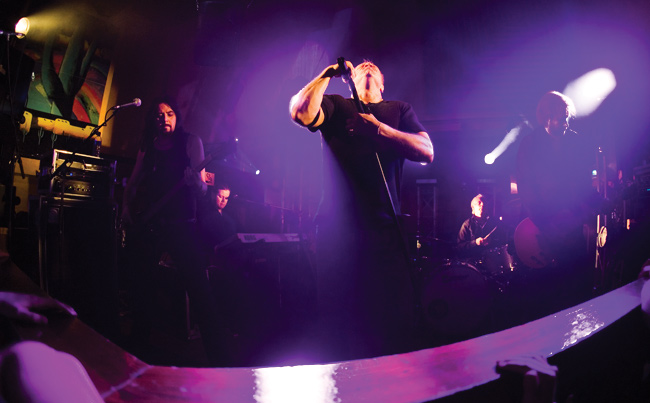 Kaiteen takaa
Avainsanat: Yö Jukka Lewis Mikko Kangasjärvi Olli Lindholm Ari Toikka Daffy Terävä Amarillo kaide kädet ponteva