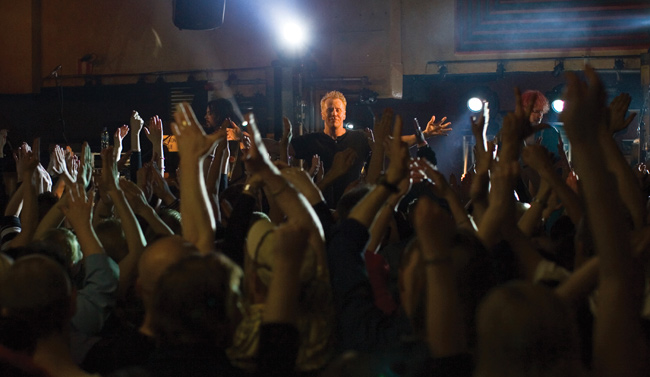 Kädet
Amarillo antautuu, Kotka 2007.
Avainsanat: Yö Olli Lindholm Kuolematon kädet ylhäällä ylös yleisö antautua levällään Daffy Terävä Jukka Lewis