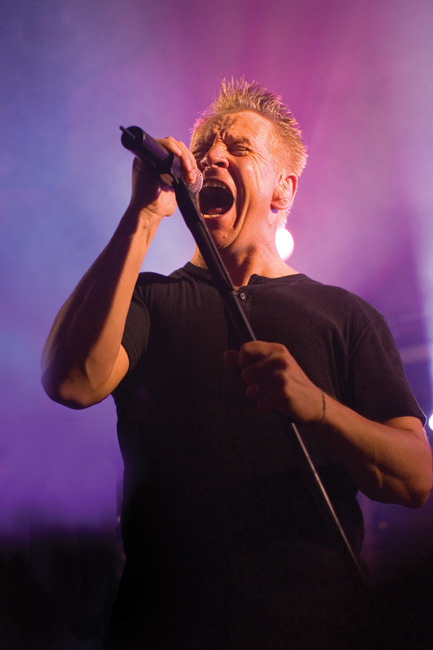 "Eikä yksikään joka häneen uskoo..."
"... huku milloinkaan"
Avainsanat: Yö Olli Lindholm Kuolematon likaiset legendat laulaa täysillä karismaattinen