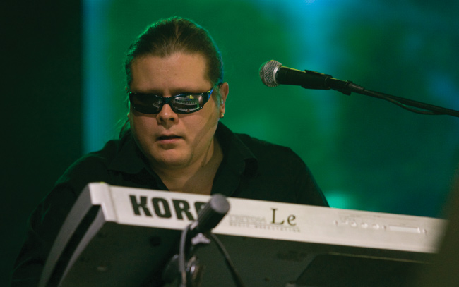 Mikko Kangasjärvi
Koskettimet vilkkuu silmissä
Avainsanat: Yö Kotkan Meripäivät Mikko Kangasjärvi koskettimet heijastus