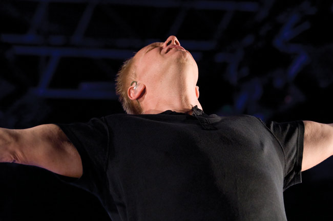 Antautuminen
Olli Lindholm 
Avainsanat: Yö Kotkan Meripäivät Olli Lindholm antautuminen