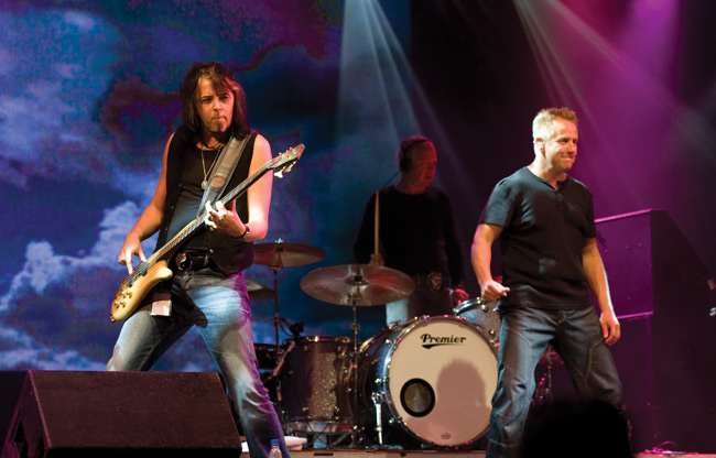 Juki, Olli ja Toikka vauhdissa
Kotkan Meripäivät 2008.
Avainsanat: Yö Kotkan Meripäivät Olli Lindholm Jukka Juki Jay Lewis Ari Toikka