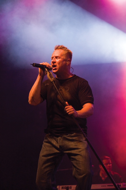 Olli
... ja vähän Mikkokin
Avainsanat: Yö Kotkan Meripäivät Sapokka jättiteltta Olli Lindholm Mikko Kangasjärvi