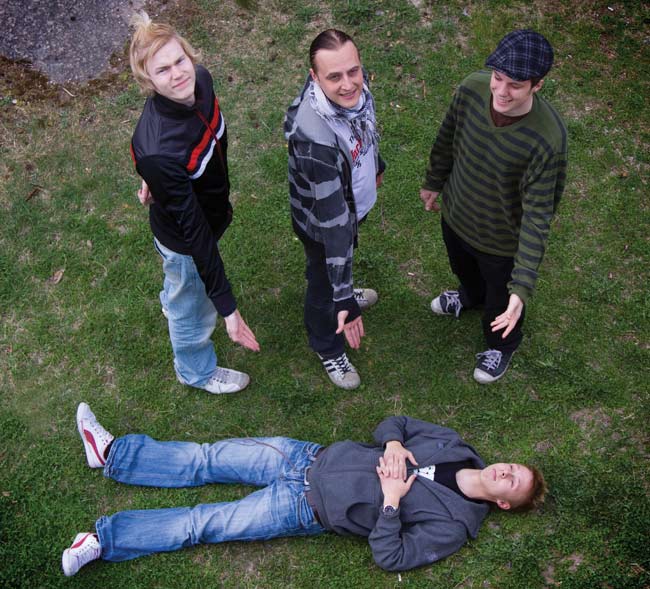 No menikö se nyt rikki?
Year ot the Dog
Avainsanat: Year of the dog Lauri Yrjölä Teemu Seppälä Toni Mustonen Miikka de Vocht ulkona kesä