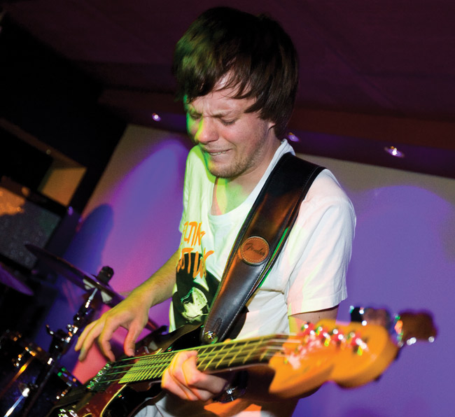 Tosissaan bassolla
Miikka 09
Avainsanat: Year of the dog Yellari Kotka ilme irvistää Miikka de Vocht