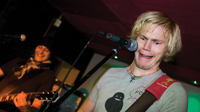 Liikavarpaatko ne taas kolottavat vai mikä sitä vaivaa?
Lauri ja Laurin ilmeet....
Avainsanat: Year of the dog Yellari Kotka ilme irvistää tulkita Lauri Yrjölä Teemu Seppälä